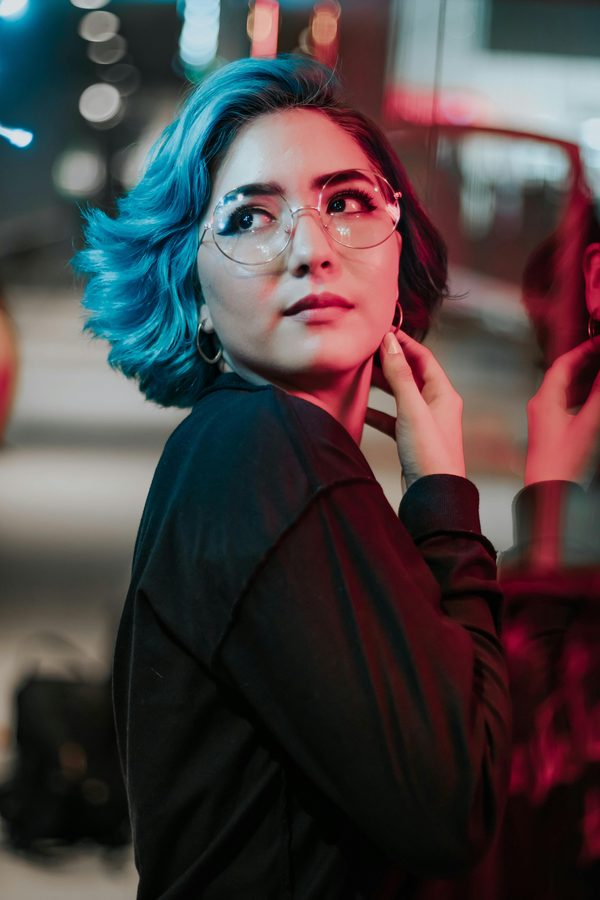 Styles captivants avec des cheveux noir bleu pour un look unique