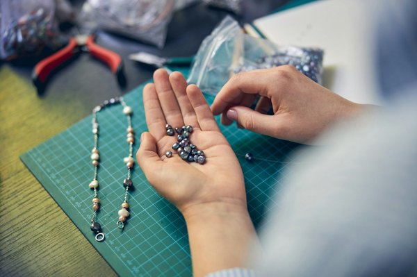 Bijoux grecs : entre tradition artisanale et modernité élégante